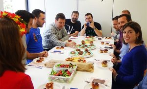 foto de grupo: coworkers comiendo en el espacio Coworkidea
